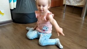 Что за зеленый МЯЧ? Аня пробует АРБУЗ! История для детей