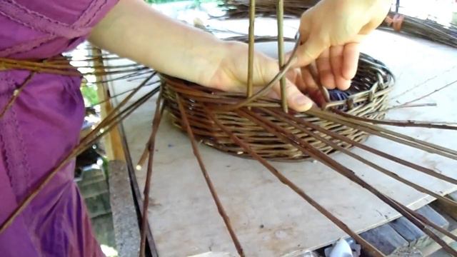 Basket weaving tutorial. Finishing a willow basket, top border ( 4 behind 2)