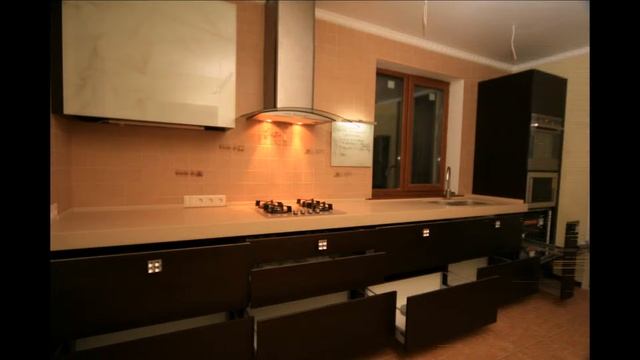 "Кухня с фасадами- шпон венге, столешница из камня "HANEX"" смотреть онлайн