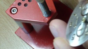 Часовой инструмент для надевания стрелок.