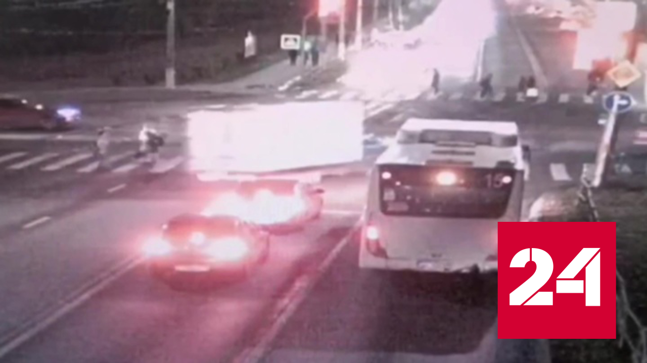 Пьяный водитель фургона сбил девушку на переходе в Чебоксарах - Россия 24