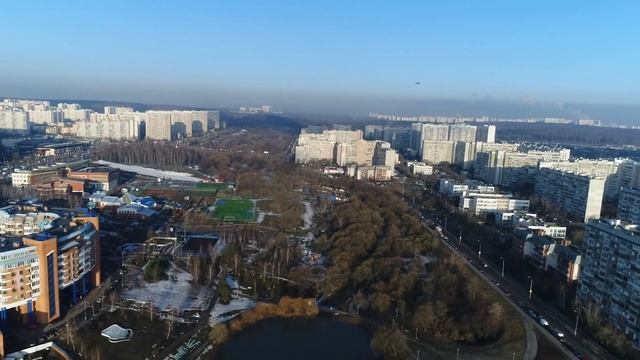 Вертолет очень близко пролетел от квадрокоптера смотреть онлайн