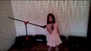 девочка 5 лет поет лучше оригинала.