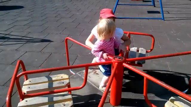 На площадке возле школы смотреть онлайн