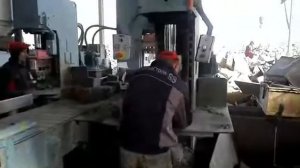 Изготовлении гранитной брусчатки. Работа оператора на 50-ти тонном прессе