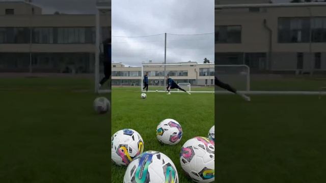 Можно бесконечно смотреть, как вратари отбивают мячи ?⚽ #fnl #football #shrots #лучшаялигамира #ллм