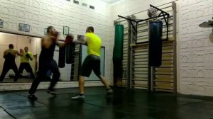 Бокс , тренировка , персональная работа с тренером на лапах  ?