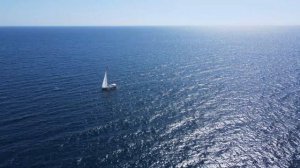 Яхта плывет по Черному морю!