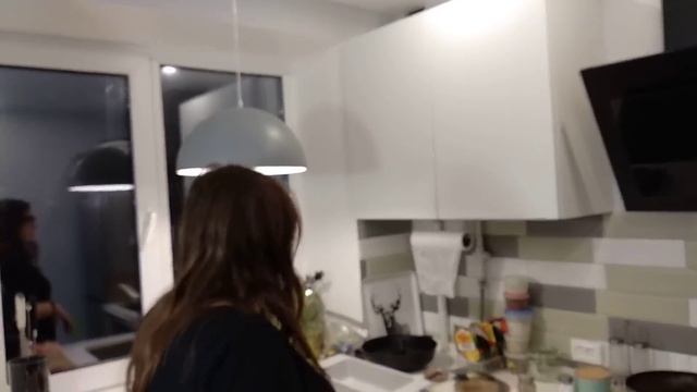 Маленькая кухня в хрущевке с раковиной у окна. Кухня с мойкой у окна. Раковина у окна. Мойка у окна смотреть онлайн