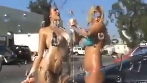 вот так красивые девушки моют красивые машины