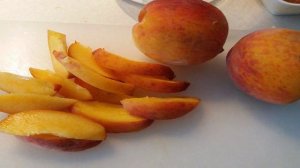 Открытый пирог из песочного теста с персиками и сметанной заливкой