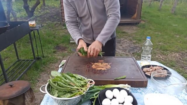 Зеленый борщ из щавеля в казане