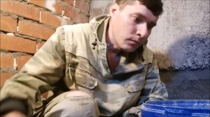 Углубляю пол в гараже. Ломаю стяжку отбойным молотком.