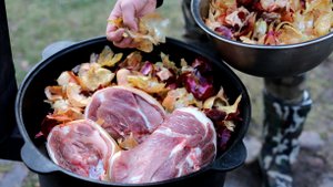 Рульки в луковой шелухе на новогодний стол в казане на костре.