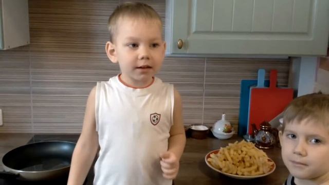 Жареная картошка. Готовят дети.
