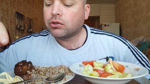 ОБЖОР пирожок с печенью и гречка с шашлыком/мукбанг салат из овощей
