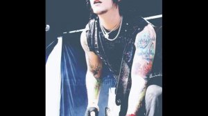 Synyster Gates Singing