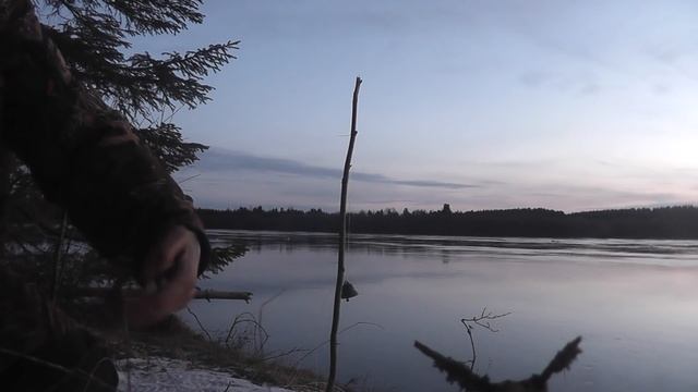 Этот способ РЫБАЛКИ РАБОТАЕТ | ВЕСНА 2020 / У ЗЕМЛЯНКИ ЛОВИМ И ГОТОВИМ / Копчение НАЛИМА смотреть онлайн