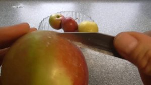 Чем покрывают яблоки ?.Что же это на яблоках? Как их кушать?