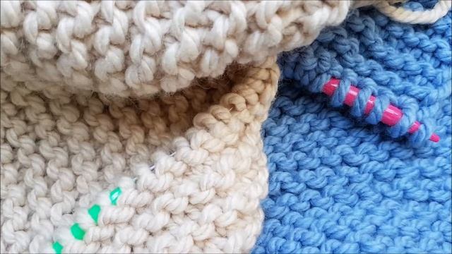 Женская безрукавка спицами из толстой пряжи.