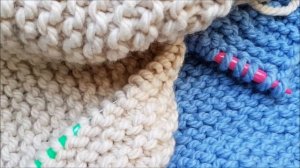 Женская безрукавка спицами из толстой пряжи.