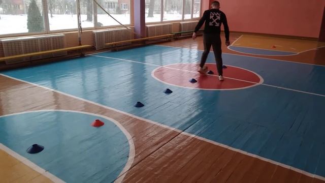 ФУТБОЛЬНОЕ УПРАЖНЕНИЕ: Ведение мяча змейкой левой ногой, через касание мяча шаг