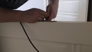 установка замка ручки защелки на межкомнатную дверь the installation of the lock and the handle