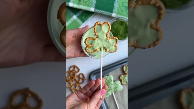 Chocolate Covered Pretzel Shamrocks - Simple St. Patrick’s Day Dessert #nobake #stpatricksdaydesser