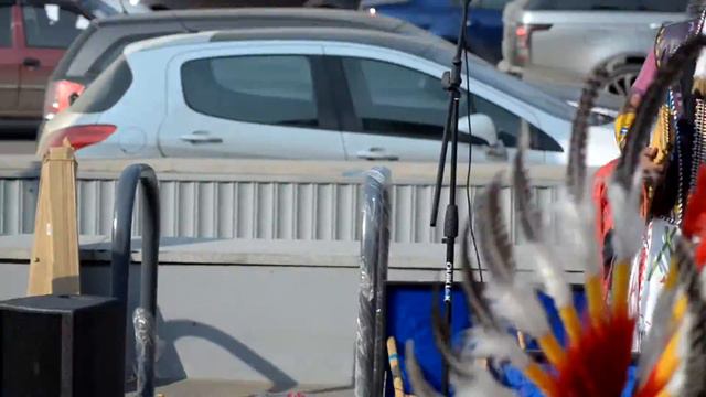 Из жизни вокруг: Индейцы поют и играют прямо на улице ! Безумно красиво! смотреть онлайн