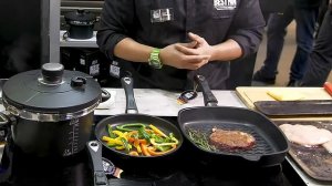 Шеф-повар AMT GastroGuss Celso Defensor младший готовит стейк на Ambiente 2019