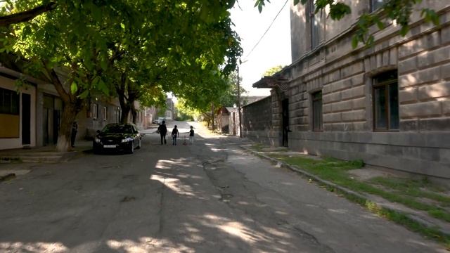 Прогулка по Гюмри / Walking in Gyumri, Armenia (natural sounds) смотреть онлайн