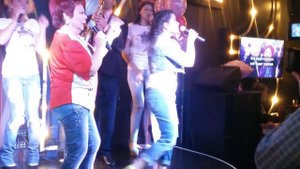 Наташа Королева поет в караоке с мамой