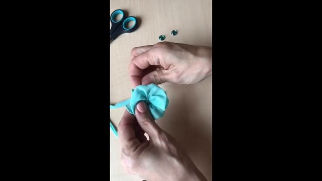 Как и чем украсить вязаные домашние тапочки из трикотажной пряжи. Декоративный цветок своими руками смотреть онлайн