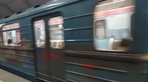 Прибытие поезда-музея зелёной ветки метро на станцию Маршала Покрышкина в городе Новосибирске.