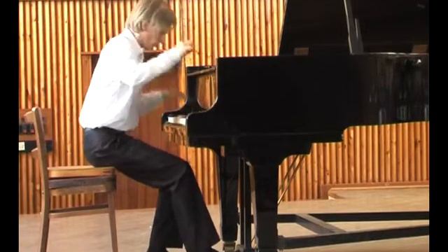 Лойко Александр играет: Рахманинов Прелюдия Си-бемоль мажор смотреть онлайн