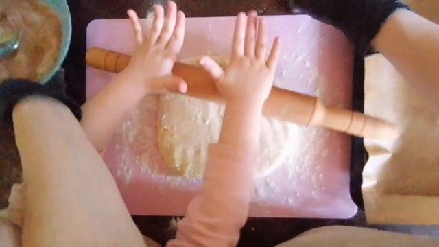 Творожно-песочное печенье "гусиные лапки" или "поцелуйчики" с апельсиновой цедрой и с корицей.