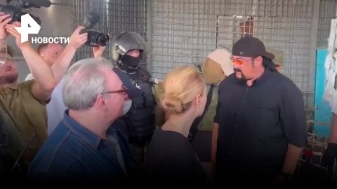 Стивен Сигал приехал в СИЗО в Еленовке - для съемок фильма о Донбассе / РЕН Новости