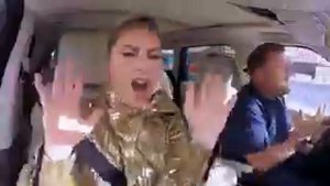 Леди гага спела в машине