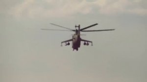 Ми 35 пролетел на низкой высоте над пляжем