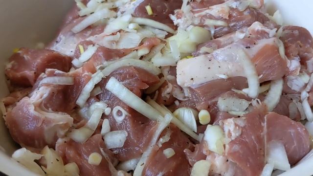 Вкусный и сочный шашлык! Простой рецепт. Смачний та соковитий шашлик! Быстрый рецепт шашлыка! смотреть онлайн