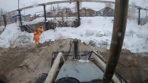 Работа передним ковшом на погрузчике-экскаваторе.Замешиваем ПСС.