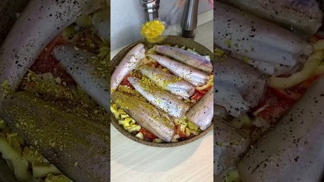 Сочный минтай с овощами на сковороде