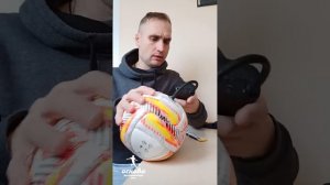 Спускает футбольный мяч. Ремонт
