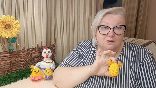 Пасхальный сувенир, цыплята в скорлупках крючком . Вяжутся ооооочень быстро .