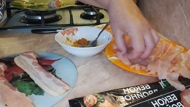 Куриные рулетики с беконом на шпажках (рецепт в описании)