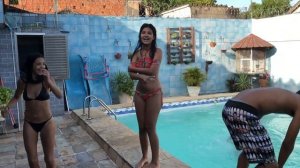 NÃO EMPURRE A PESSOA ERRADA NA PISCINA!!! ‹ BEM MENININHAS ›