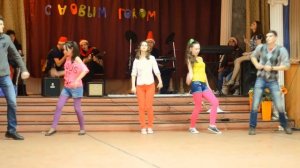 Новогодняя дискотека(27.12.13). Танец 9А в стиле 90-х:)