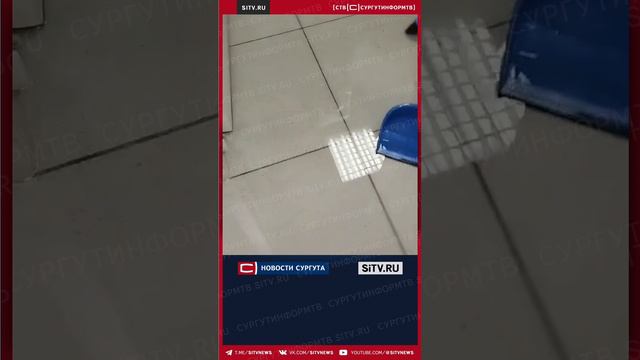В Сургуте топит дом подмывает грунт