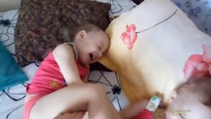 ☺☺ Мои близняшки. Видео: дети смеются... Часть 2.(из личного архива).Любимые Дети
