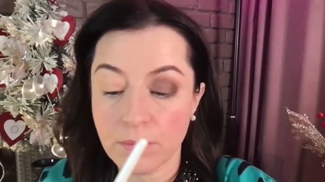 Блестящие тени к празднику:  Какие бывают, как наносить